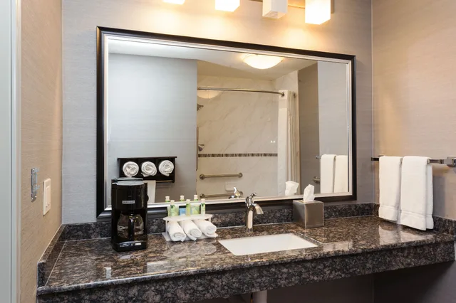 غرفة قياسية بسريرين كوين، Holiday Inn Express Hotel And Suites Rapid City 9/10