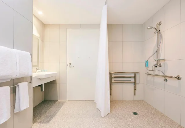 غرفة قياسية بسرير كينج وسرير كوين لذوي الإعاقة، Holiday Inn Express Sydney Macquarie Park 2/4