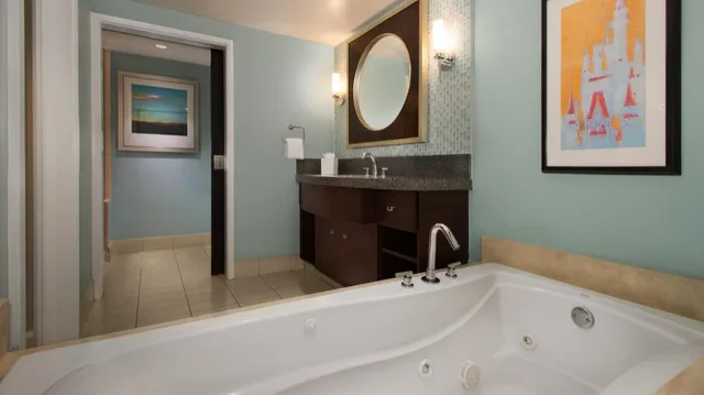 فيلا بسرير كينج وسريرين كوين بإطلالة على البحيرة بغرفتي نوم مع أريكة، Bay Lake Tower at Disneys Contemporary Resort 8/8