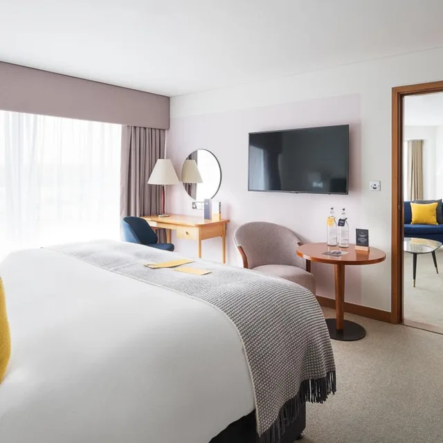 Suite, King Bed, Voco Reading 4/4