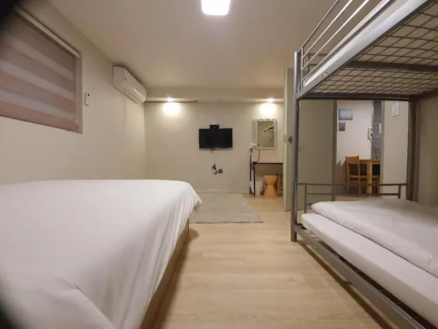غرفة عائلية ثلاثية بسرير مزدوج وسرير بطابقين، Daol Guest House 1/1