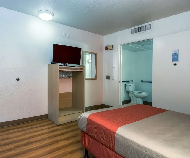 غرفة ديلوكس بسرير مزدوج لذوي الإعاقة، Motel6 Corona, CA - Norco 6/8