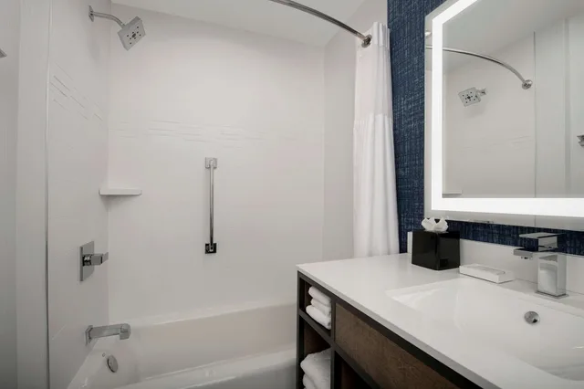 غرفة بسريرين كوين بحوض استحمام، Hilton Garden Inn San Jose Airport 2/2