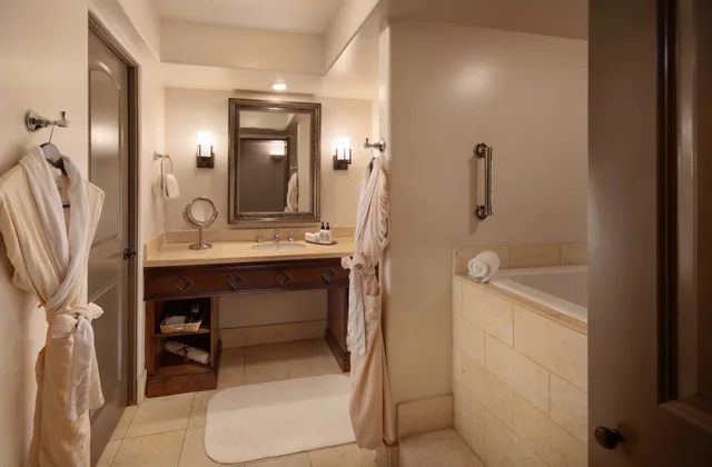 غرفة بسريرين مزدوجين بشرفة، Royal Palms Resort And Spa In the Unbound Collection By Hyatt Formerly Royal Palms Resort And Spa 9/9