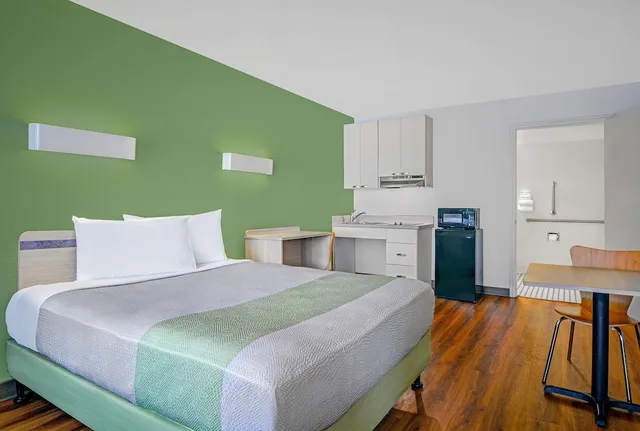 Deluxe, Queen Bed, Motel6 Tallahassee, FL - Downtown 1/7