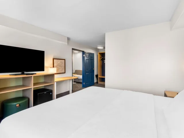 استوديو بسرير كينج، Spark by Hilton Augusta 5/10