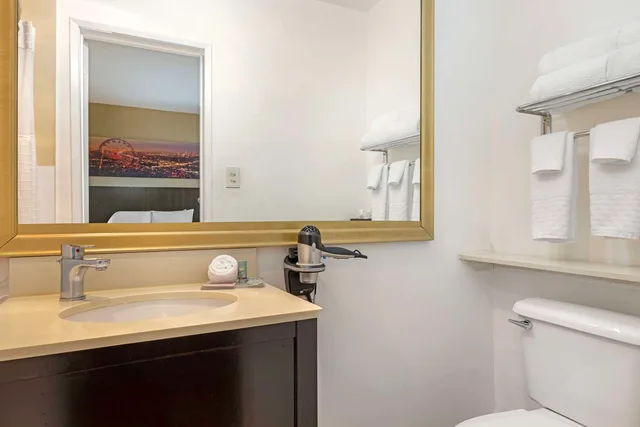 جناح كبير بسريرين كوين بشرفة مع أريكة، Best Western Royal Palace Inn & Suites 1/1