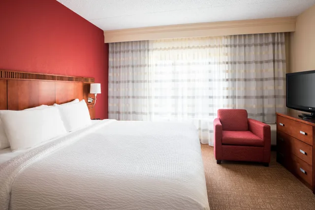 Room, King Bed, Sofa, Courtyard by Marriott St Louis Creve Coeur 3/6