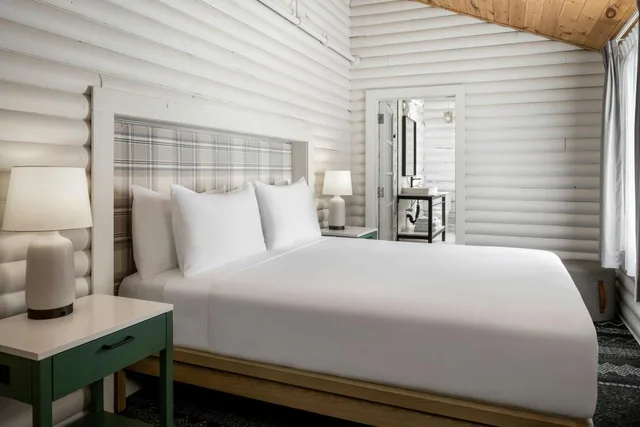 Suite, Queen Bed, Partial View، Hotel Mont Gabriel 2/2