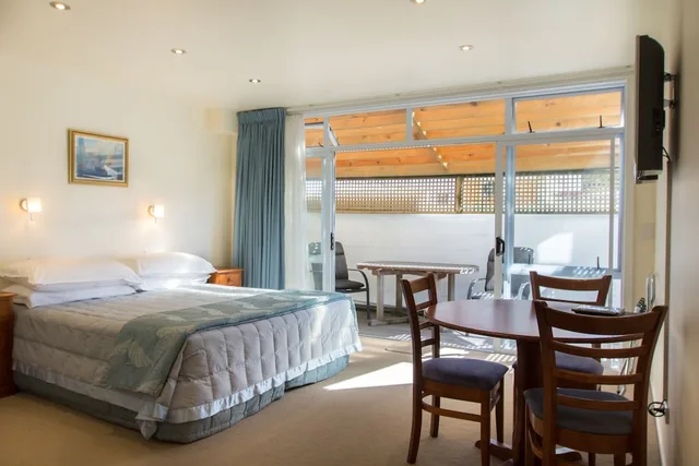 Standard, King Bed, Courtyard Area، The Commodores Lodge 2/3