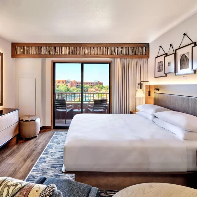 غرفة ديلوكس بسرير كينج بإطلالة على المسبح، Sheraton Wild Horse Pass Resort 1/4