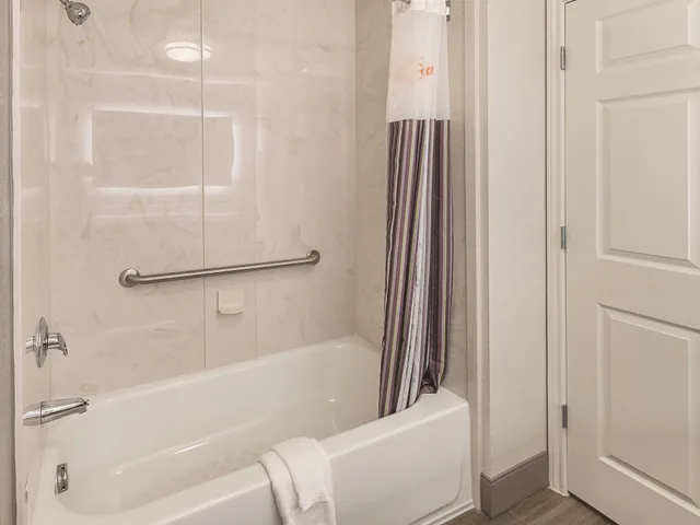 غرفة بسريرين مزدوجين، La Quinta Inn & Suites by Wyndham Arlington North 6 Flags Dr 6/9