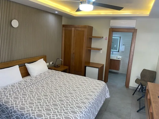 غرفة ديلوكس بسرير كينج بإطلالة على المدينة بشرفة، New Garden Hotel 1/3