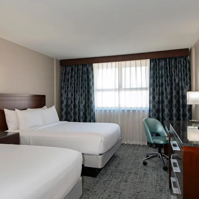 غرفة بسرير كينج وسريرين كوين، Doubletree By Hilton Kamloops 6/10