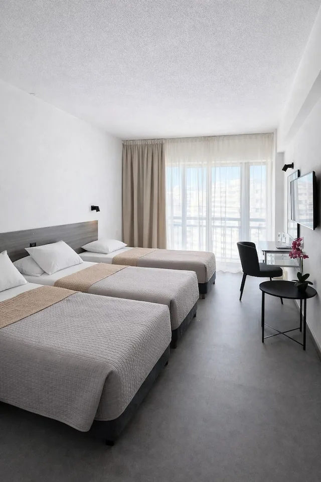غرفة قياسية ثلاثية بثلاثة أسرّة، Navarria Hotel 1/10