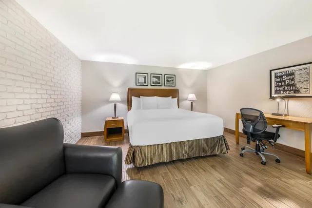 غرفة قياسية بسرير كينج بشرفة، Best Western Pine Tree Motel 5/10