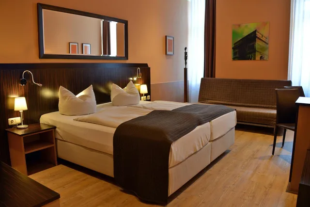 Room, Triple, Twin Beds, Arthotel Munich 1/2