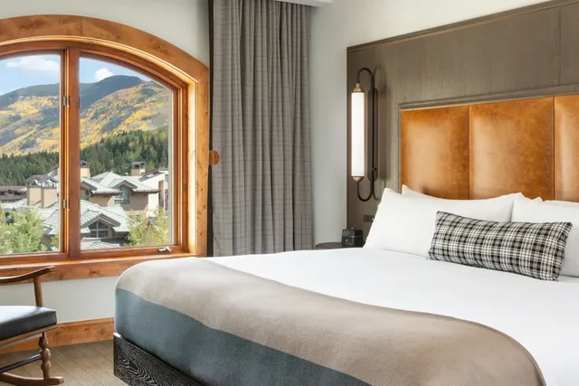 غرفة بسرير كينج بشرفة، The Hythe, a Luxury Collection Resort, Vail 1/3