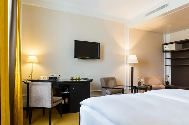 غرفة ديلوكس بسرير كينج بشرفة بغرفة نوم واحدة، HOTEL EULER 2/3