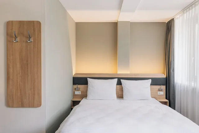 غرفة سوبيريور بسرير مزدوج، The Corner Hotel 1/3