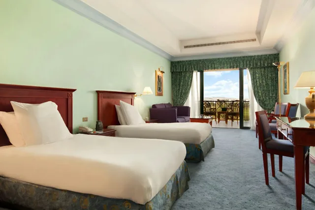 غرفة تنفيذية بسريرين منفصلين، Hilton Pyramids Golf Resort 1/4