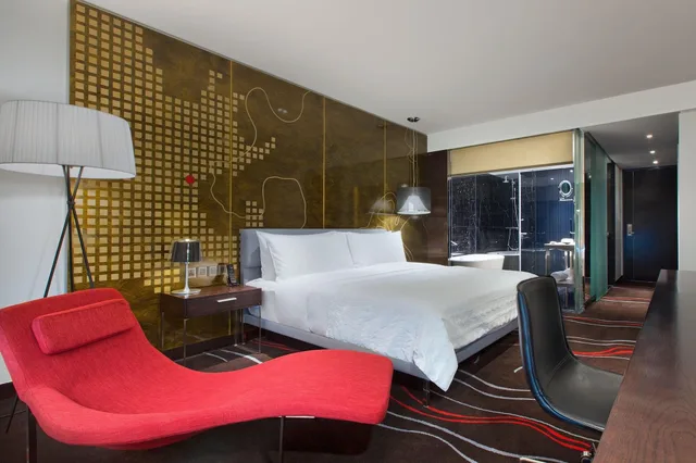 غرفة بسرير مزدوج بإطلالة على النهر، Le Meridien Saigon 1/2