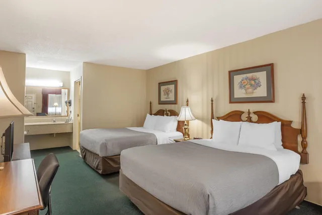 Room, 2 Queen Beds, Pet Friendly, Quality Inn Gettysburg Motor 2/5