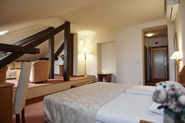 غرفة عائلية بسريرين منفصلين مع أريكة، Hotel Lovran 2/4