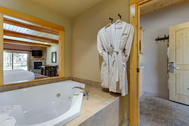 جناح بسرير كينج مع أريكة بجاكوزي، BEST WESTERN PONDEROSA LODGE 5/8