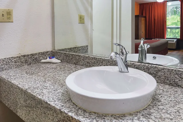 غرفة قياسية بسرير كينج للمدخنين، Motel6 Conyers, GA 7/8