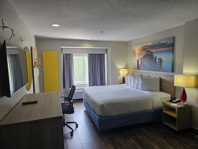 غرفة بسرير كينج، Days Inn And Suites By Wyndham Tampa Raymond James Stadium 9/10