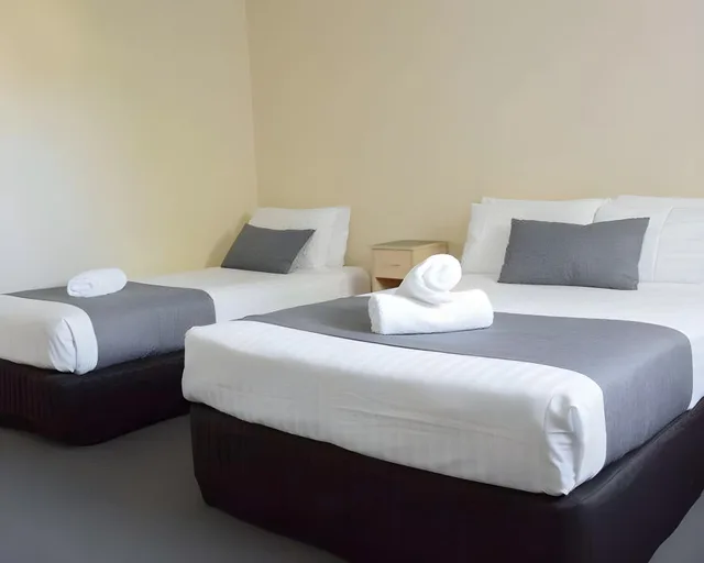 غرفة قياسية ثلاثية بسرير مزدوج وسرير فردي، Beachway Motel Ulverstone 1/1