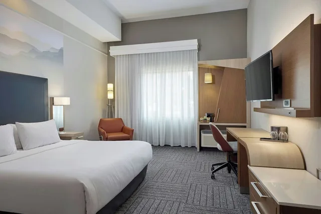 غرفة بسرير كينج مع أريكة، Courtyard Denver Southwest Littleton 2/10