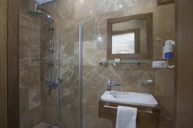 غرفة ديلوكس بسرير مزدوج بإطلالة على البحر بشرفة، AKKAN LUXURY HOTEL 5/6