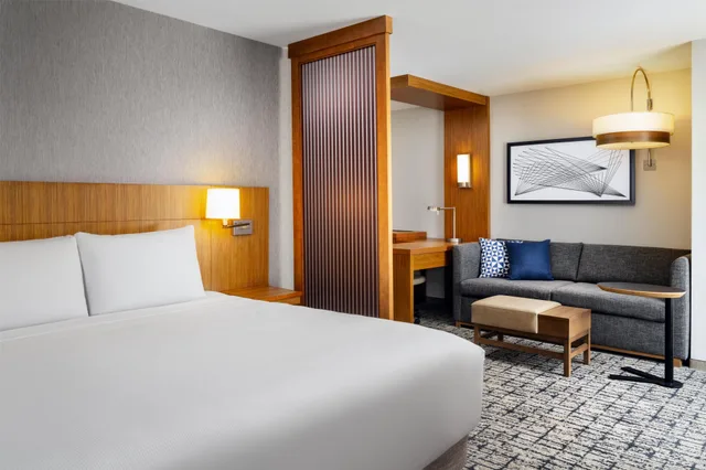 غرفة بسرير كينج مع أريكة، Hyatt Place Canton 4/7