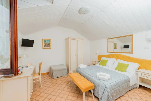 غرفة بسرير مزدوج بإطلالة على البحر في الملحق، HOTEL BACCO 8/10