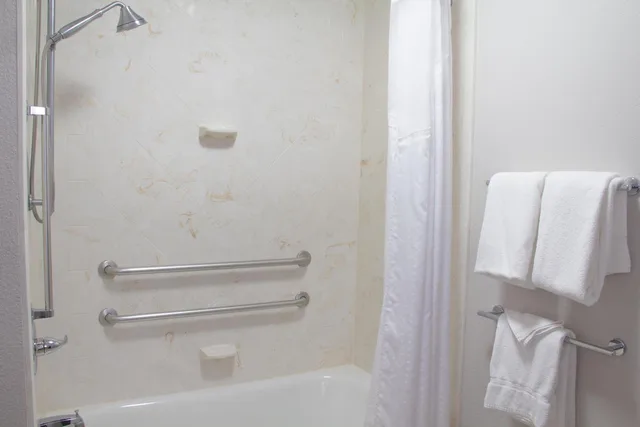 غرفة بسريرين كوين بحوض استحمام لذوي الإعاقة، Holiday Inn Express & Suites Lexington Dtwn Area-Keenland 5/5
