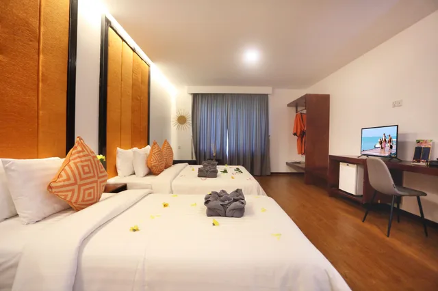 غرفة ديلوكس عائلية بسرير كينج وسرير فردي بإطلالة على المسبح بشرفة، Central Corner D Angkor 1/10