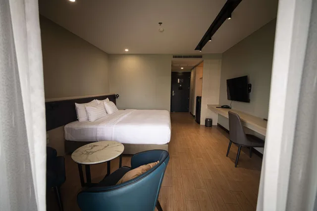 غرفة بريميوم بسرير كينج بإطلالة على المسبح بحوض استحمام، Lewit Hotel Pattaya, a member of Radisson Individuals 4/7