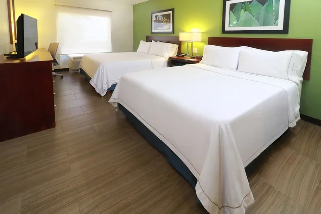 Standard, 2 Queen Beds, Central Building، Holiday Inn Express Guadalajara Aeropuerto an IHG Hotel 4/9