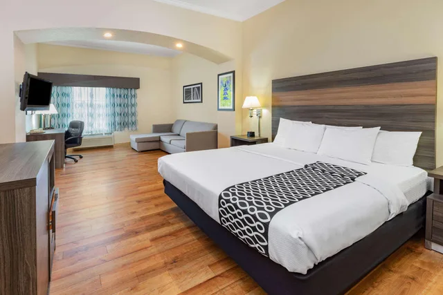 جناح استوديو بسرير كينج لذوي الإعاقة، La Quinta Inn & Suites by Wyndham Garland Harbor Point 1/3