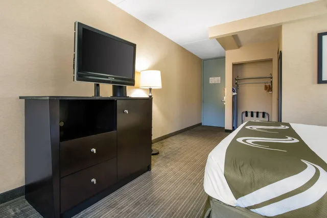 غرفة بسرير كينج بمطبخ صغير، Quality Inn & Suites Charleston - Civic Center 3/4