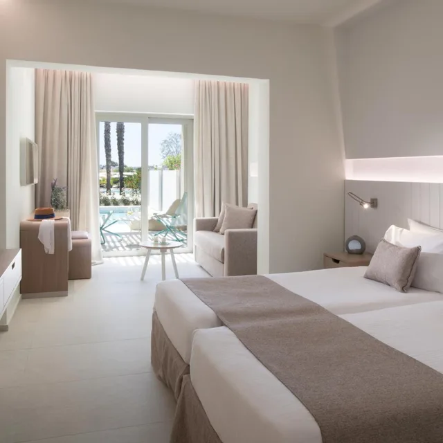 غرفة سوبيريور بسريرين منفصلين بمسبح خاص، Neptune Luxury Resort 3/5