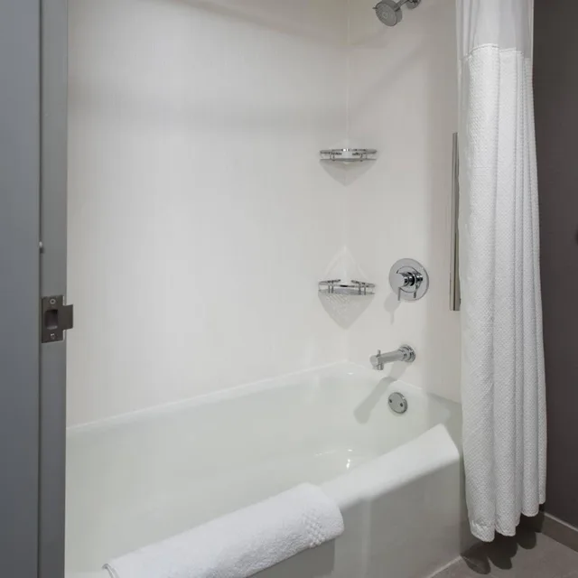 غرفة بسرير كينج مع أريكة بحوض استحمام لذوي الإعاقة، Courtyard Norwalk 9/10
