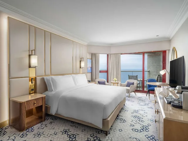 Premium, King Bed, City View, Jeddah Hilton 2/3