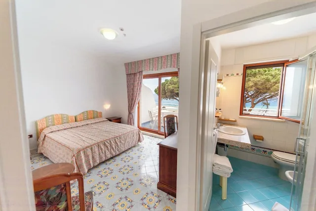 غرفة بسرير مزدوج بإطلالة على البحر، Club Residence la Castellana 6/10