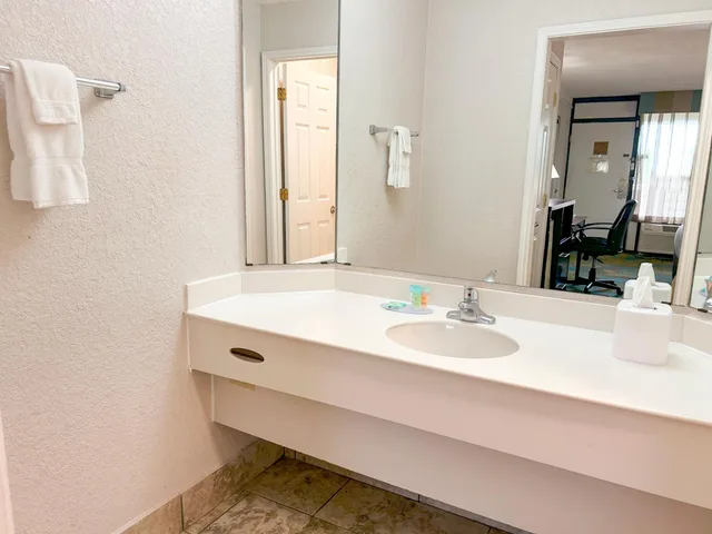 غرفة تنفيذية بسرير كينج، Hotel Monreale Inn & Studios I-Drive Icon Park Orlando 6/6
