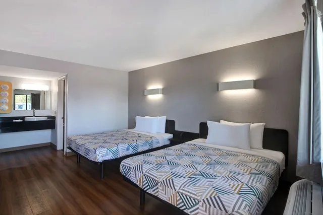 غرفة قياسية بسريرين كوين لذوي الإعاقة، Motel6 Sulphur Springs, TX 3/4