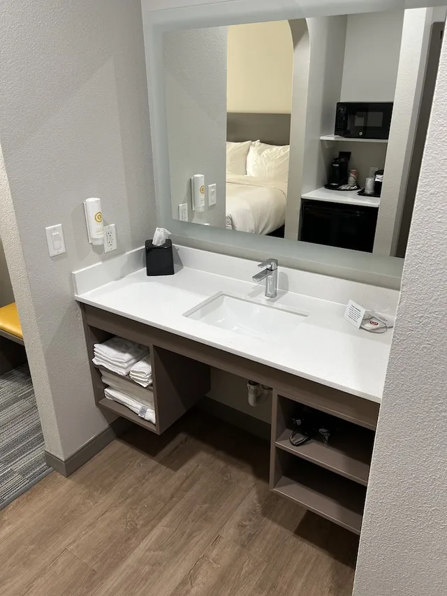 غرفة بسرير كينج لذوي الإعاقة، Comfort Inn and Suites Lubbock TX 4/4
