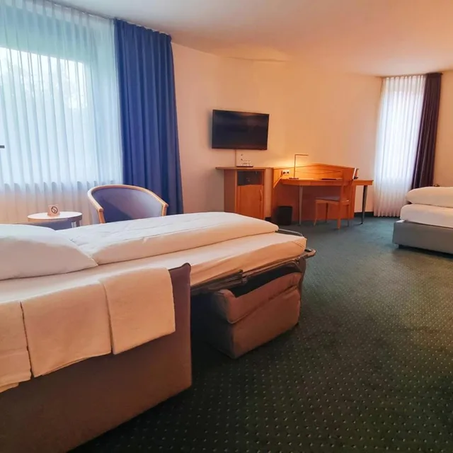 غرفة بسرير كينج مع سرير إضافي، Hotel Panorama Hamburg-Harburg 4/10